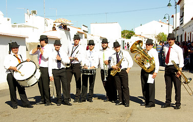 Image showing the musicians playing on street 