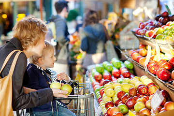 Image showing family at farmers market