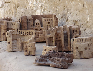 Image showing sculptures of Al-Qasr
