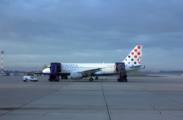 Image showing A319 serviced by the ground crew