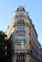 Image showing Facade of a traditional apartmemt building in Paris