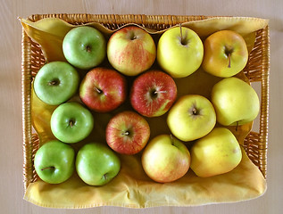 Image showing red, green and yellow apples