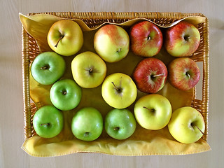 Image showing red, green and yellow apples