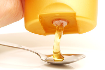 Image showing Honey onto spoon