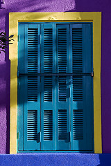 Image showing colored venetian blind and wall 