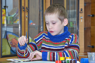 Image showing The boy at a drawing lesson