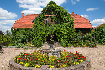 Image showing Woody home in green with garden