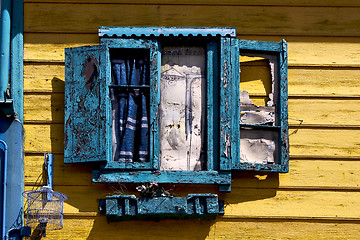 Image showing blue wood venetian blind and a yellow wall 