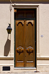 Image showing  old door and a street lamp in the centre of colonia