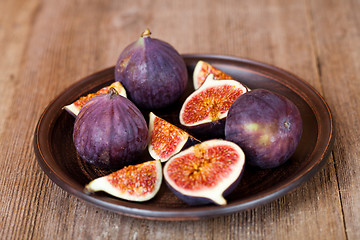 Image showing  fresh figs in a plate