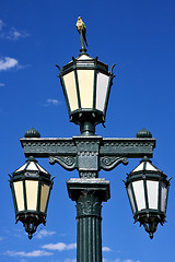 Image showing old green street lamp and parrot 