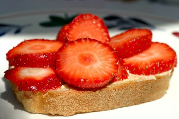 Image showing strawbarry on slice of bread