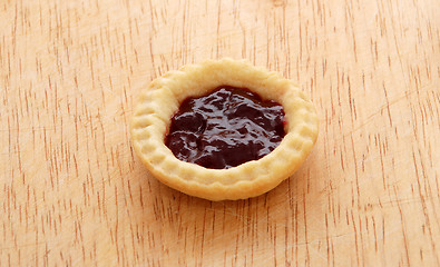 Image showing Single tasty jam tart on a wooden table