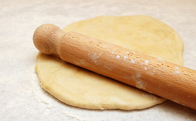 Image showing Wooden rolling pin dusted with flour, ready to roll out fresh pa