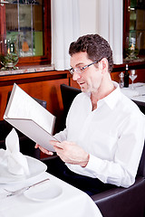 Image showing man and woman in restaurant for dinner