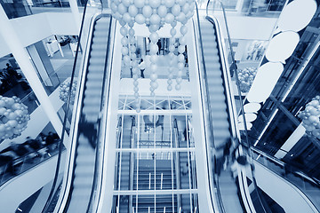 Image showing Shoppers at multilevel shopping center 