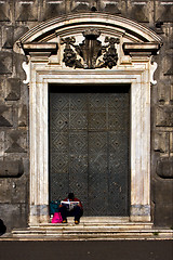 Image showing homeless reading a newspaper