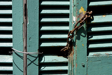 Image showing venetian blind and a rusty chain in la boca 