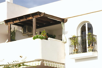 Image showing balcony and arched window