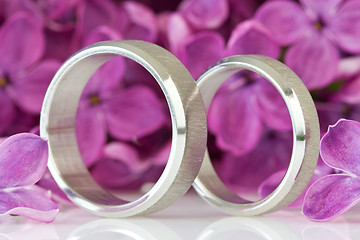 Image showing  rings with lilac flowers in the background