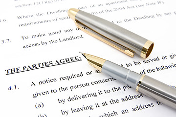 Image showing  Lease agreement and pen 