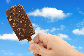 Image showing ice cream in the hand 