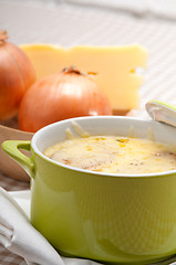 Image showing oinion soup with melted cheese and bread on top