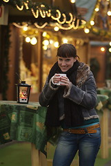 Image showing junge Frau am Glühweinstand | young woman drinks glogg