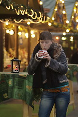 Image showing junge Frau am Glühweinstand | young woman drinks glogg