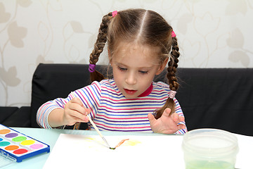 Image showing little girl draws paints