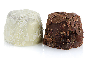 Image showing White and brown chocolate candies