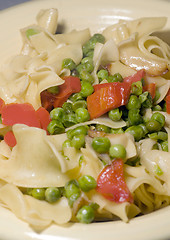 Image showing noodles with green peas red pepper pieces and garlic butter