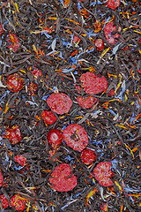 Image showing black tea with dried berries, textura