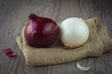 Image showing Red and white onions