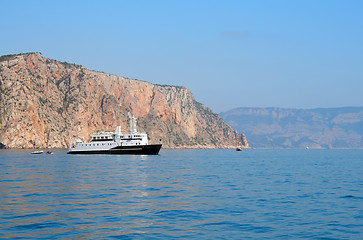 Image showing Ship and several boats going into the sea.