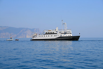 Image showing Ship and several boats going into the sea.