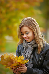 Image showing Beautiful girl in the autumn park