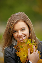 Image showing Beautiful girl in the autumn park