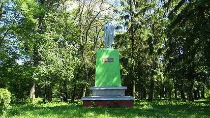 Image showing big monument to Lenin in the green park