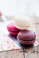 Image showing Macaroon and server