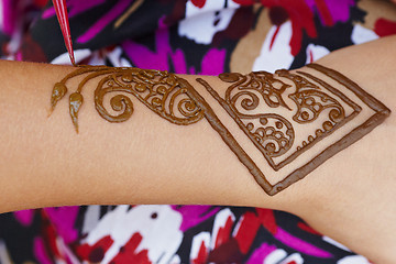 Image showing Henna art on woman's hand