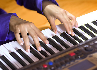 Image showing hands of pianist