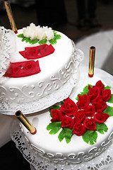 Image showing Decorated wedding cake with red roses