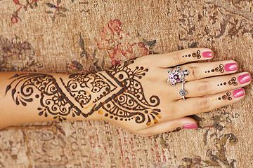 Image showing Henna art on woman's hand