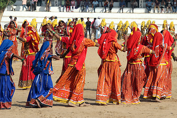 Image showing Indian girls dancing at Pushkar camel fair