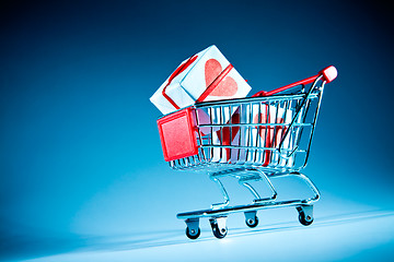 Image showing shopping cart ahd gift