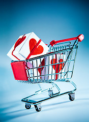 Image showing shopping cart ahd gift