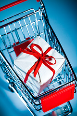 Image showing shopping cart ahd gift