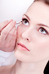 Image showing at the cosmetic studio eyeliner on eyes make up