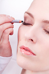 Image showing at the cosmetic studio eyeliner on eyes make up